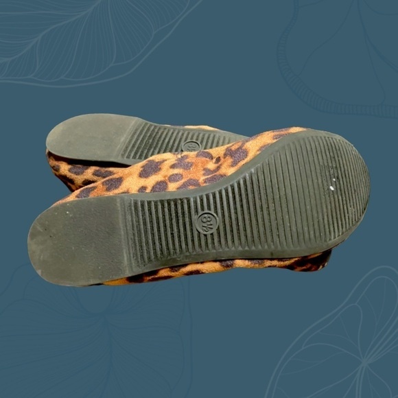 Faux Suede Cheetah Leopard Flats Size 8.5 - Picture 2 of 8